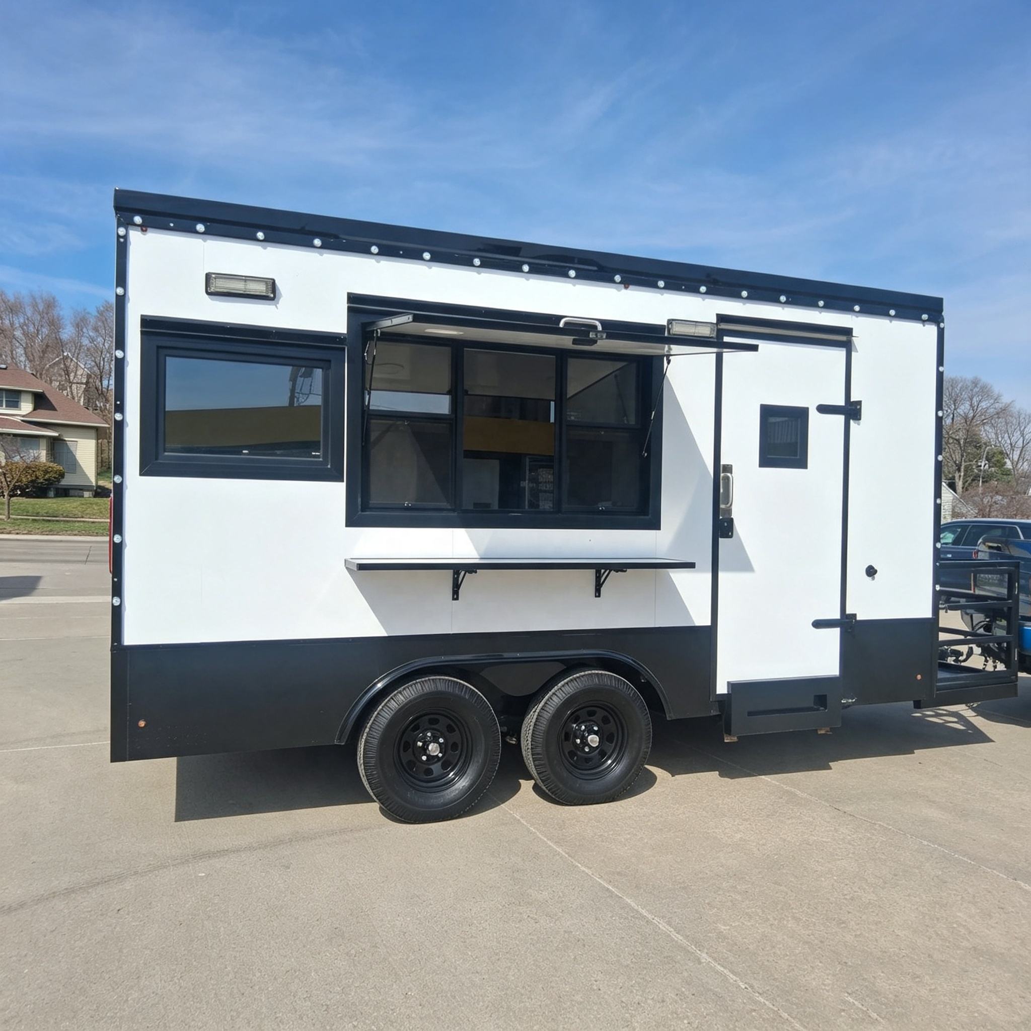 Food Snacks Catering - 設備が充実した移動式ケータリングトレーラー。ホットドッグ、ピザ、アジア料理、海鮮料理、スナックなどを販売するのに最適な広々とした作業スペースを備えています。